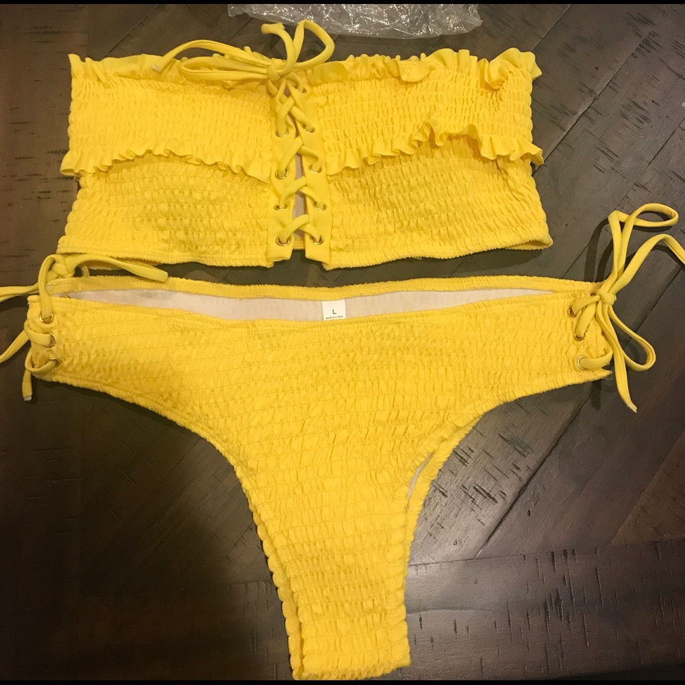 Yellow bikini - Picture 2 of 4